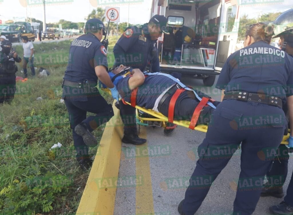 La semana empezó mal para una familia, pues un señor mayor acabó lesionados tras una volcadura en la Mérida – Progreso
