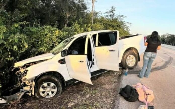 Pareja termina lesionada tras salirse de la carretera Mérida-Cancún
