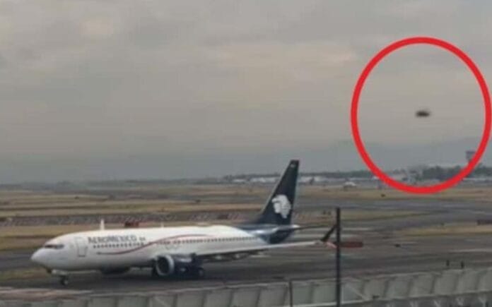 Graban presunto ovni sobrevolando el Aeropuerto Internacional de la Ciudad de México (VIDEO)