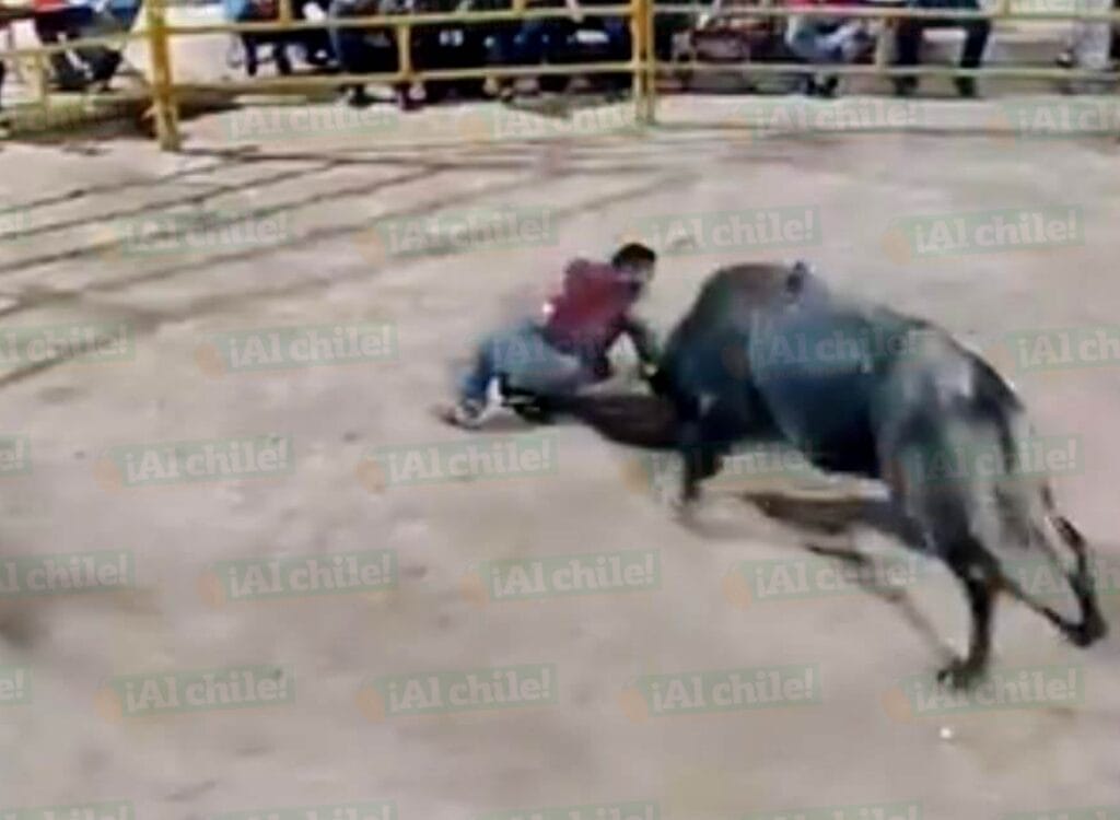 Jinete termina en el hospital tras ser corneado por un toro en Buctzotz