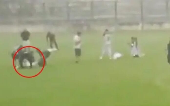 Muere joven tras ser alcanzado por un rayo mientras jugaba fútbol (VIDEO)