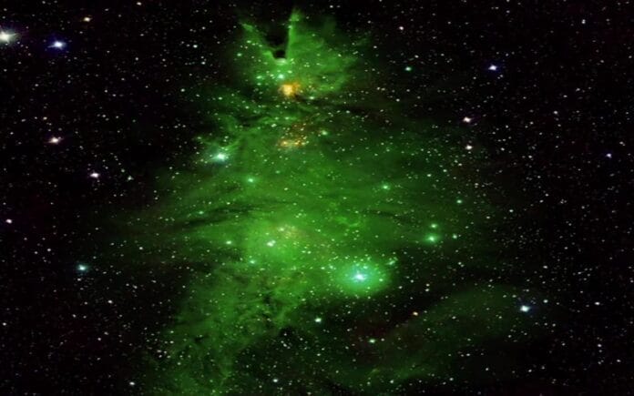 NASA capta a un grupo de estrellas con sorprendente parecido a árbol de Navidad