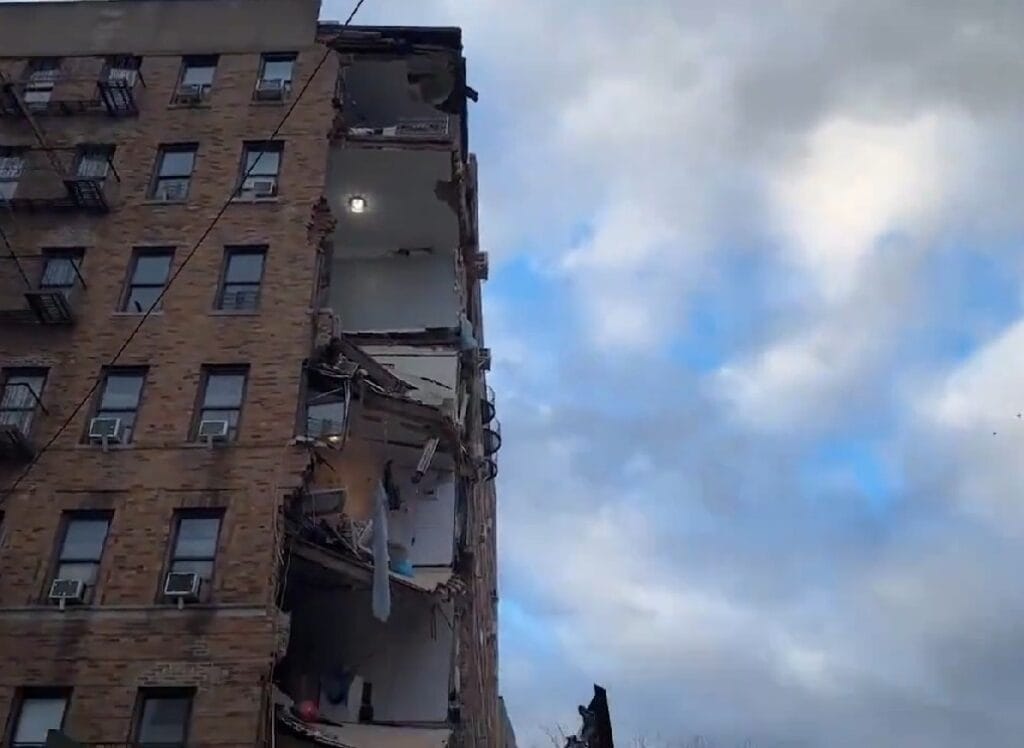 Se derrumba parte de un edifico en El Bronx, Nueva York