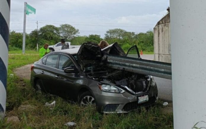 muro de contención atravesó un auto en la Mérida – Progreso