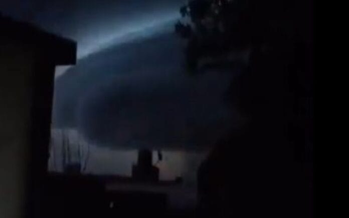 Gigantesco OVNI es captado durante tormenta eléctrica; ¿es real?