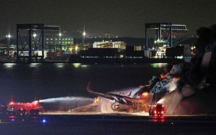 IMÁGENES FUERTES. Dos aviones chocan en el aeropuerto de Tokio; hay cinco muertos