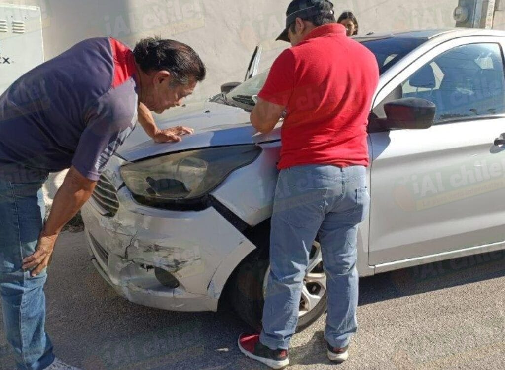 Choque matutino en Francisco Montejo deja daños costosos en dos autos