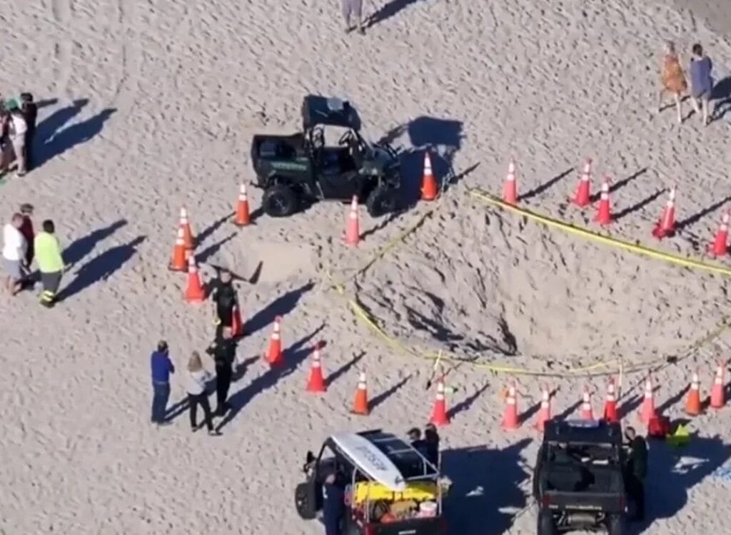 Dos niños cayeron a un hoyo que cavaron en la playa; uno de ellos no sobrevivió