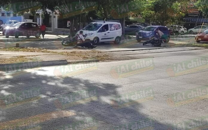 Cuatro motoristas derraparon en Felipe Carrillo Puerto por una mancha de diésel