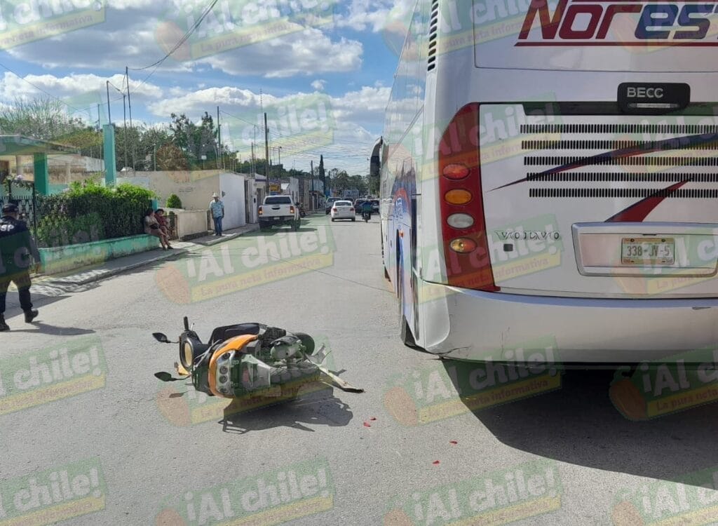 Motorista no guarda distancia y se estampa contra camión de pasajeros en Tizimín