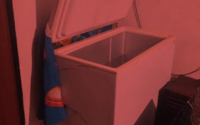 Chavito muere al quedarse atrapado en un congelador; intentaba sofocar el calor