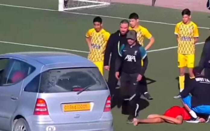 Chavito muere en pleno partido de fut tras recibir tremenda patada de su rival (VIDEO)