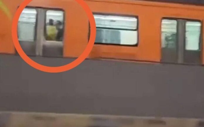 VIDEO. Cachan a parejita echando pasión en el metro de la CDMX