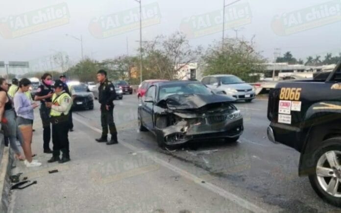 Hombre destruye su BMW al darse contra una patrulla estacionada en el periférico de Mérida