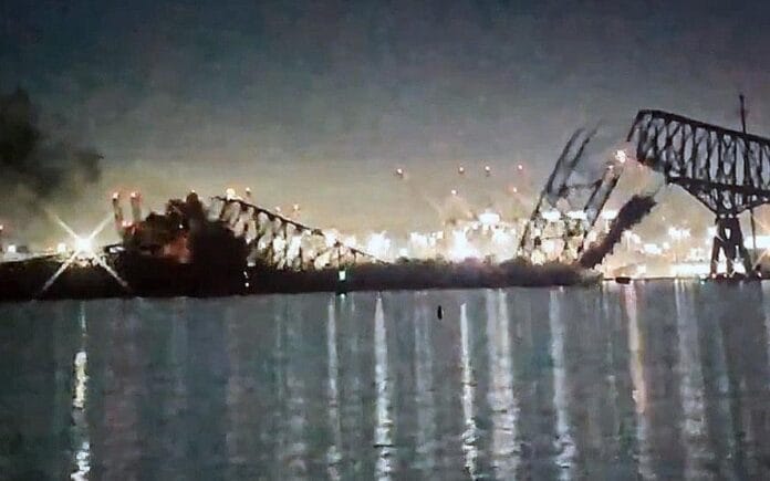 Puente de Baltimore se desploma tras ser golpeado por un barco; hay decenas de desaparecidos (VIDEO)