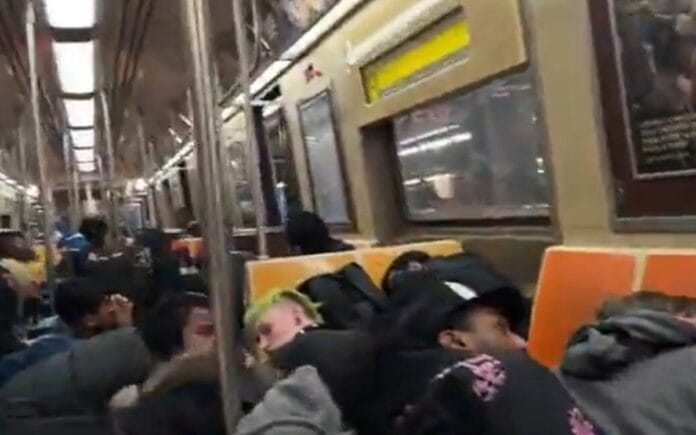 Riña en el metro de Nueva York termina mal; un hombre terminó con una bala en la chola