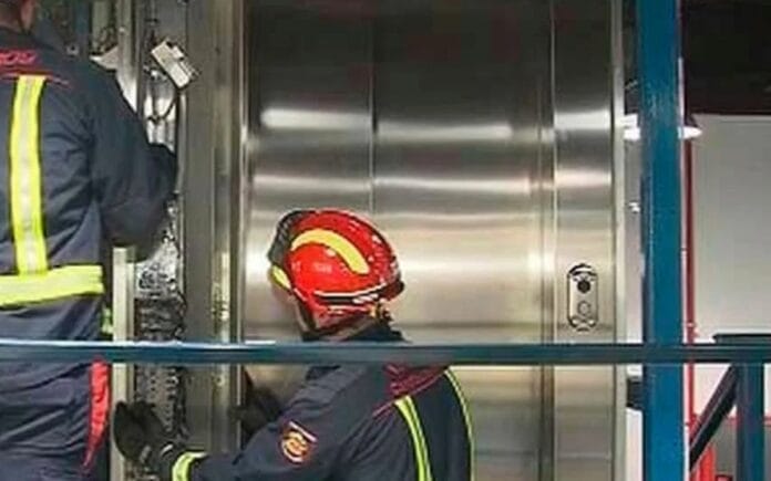 Vacaciones de terror: Chavito muere al quedar prensado entre los fierros y cristales de un elevador