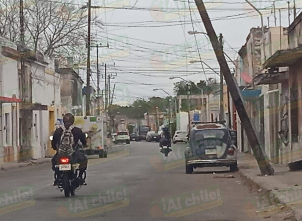 Yucatán. Calles cerradas y casas sin luz ante desplome de poste en el centro de Mérida