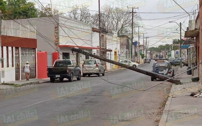 Yucatán. Calles cerradas y casas sin luz ante desplome de poste en el centro de Mérida