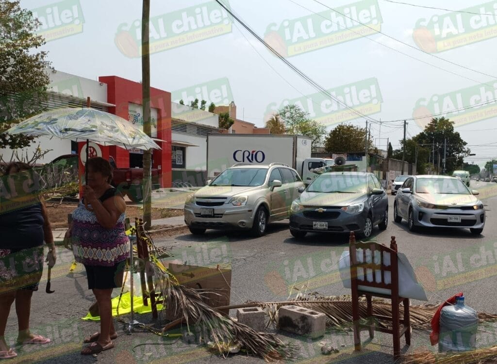 Colonia San Vicente Chuburná y fraccionamiento Limones bloquean calle por falta de energía eléctrica en Mérida. Vecinos exigen solución.