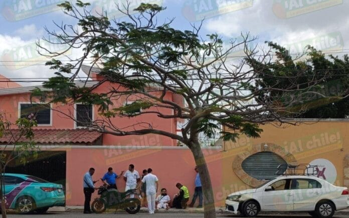 Conductor se vuela alto y se estrella contra un motorista en las calles de Mérida