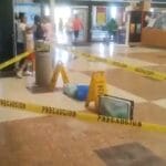 Se cae techo en pleno súper y dos personas terminan lesionadas (VIDEO)