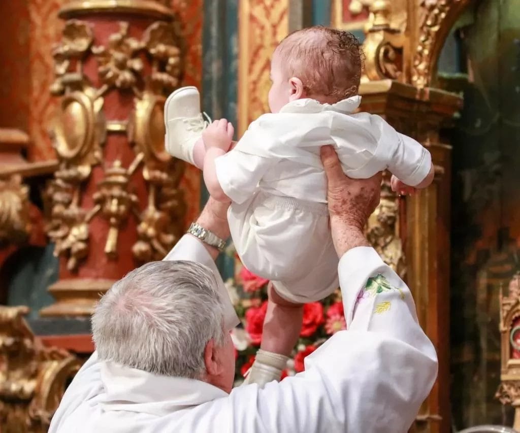 Varios rumores en redes sociales señalan que los padrinos de los bautizos podrían ser eliminados por un orden de la Iglesia Católica