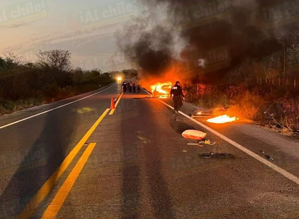 ¡Por poco terminan achicharrados! Troca se incendia en la Muna-Mérida; conductor y acompañante se salvan de milagro