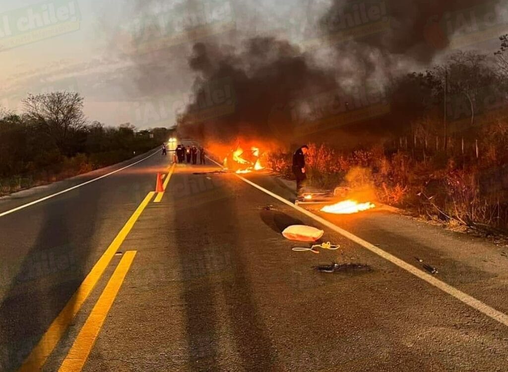 ¡Por poco terminan achicharrados! Troca se incendia en la Muna-Mérida; conductor y acompañante se salvan de milagro