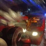 Mototaxista se estrella contra trailer estacionado por ir “hasta las chanclas”; se debate entre la vida y la muerte