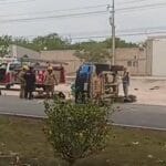 Aparatosa volcadura en la Mérida-Cancún deja a seis chambeadores lesionados