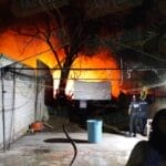 Se incendia bodega de desechos reciclados en Motul; afectó a las viviendas de a lado