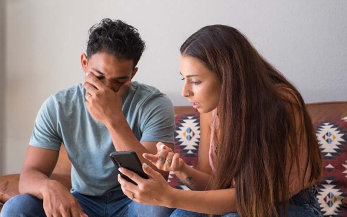 ¿Cómo Saber Si Mi Pareja Me Es Infiel? Si Hace Esto Con Su Teléfono ...