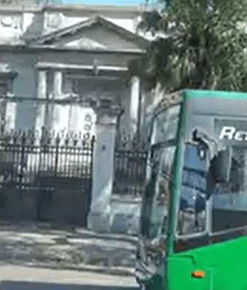 VIDEO: Conductor pasa por un panteón y le tocan el timbre, el autobús iba vacío