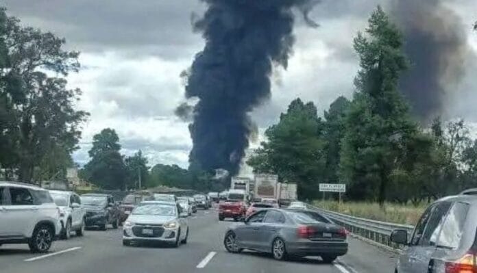 Explota pipa de diésel en México-Puebla y se arma en el infierno