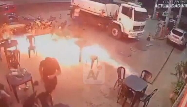 Joven provoca tremendo incendio en gasolinera por encender un cigarro