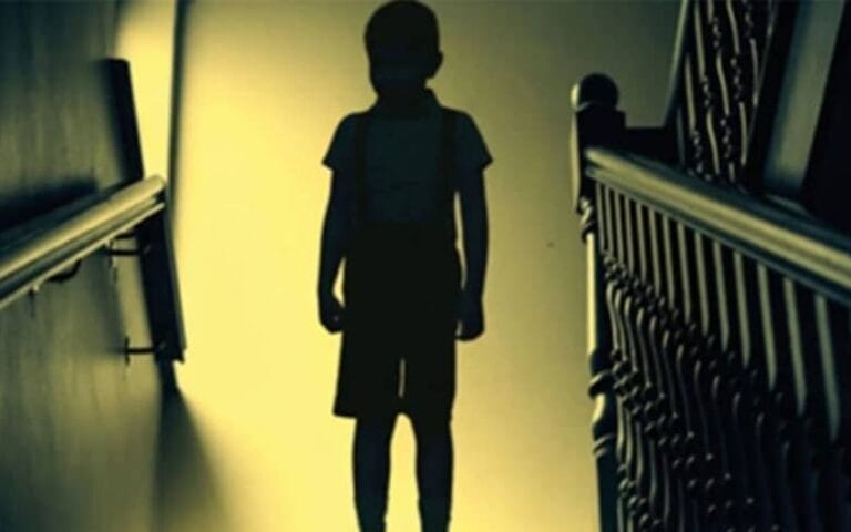 Niño fantasma cámara seguridad