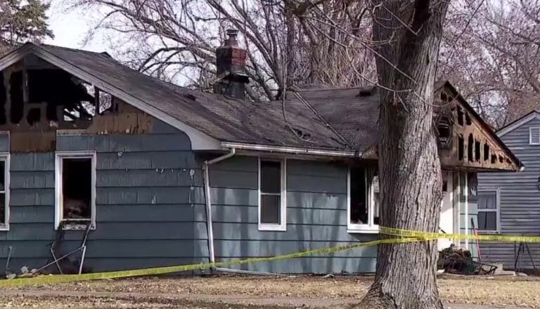 Reportera y sus tres pequeños mueren atrapados en el incendio de su casa