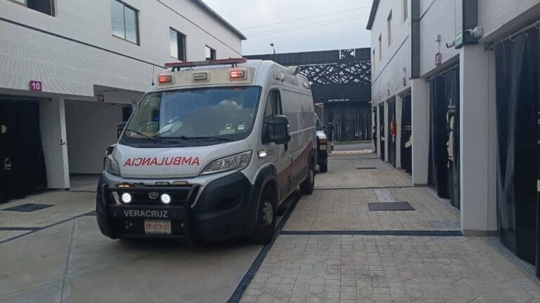 Confusión en motel de Xalapa: pensaron que una chava se había petateado pero solo estaba dormida