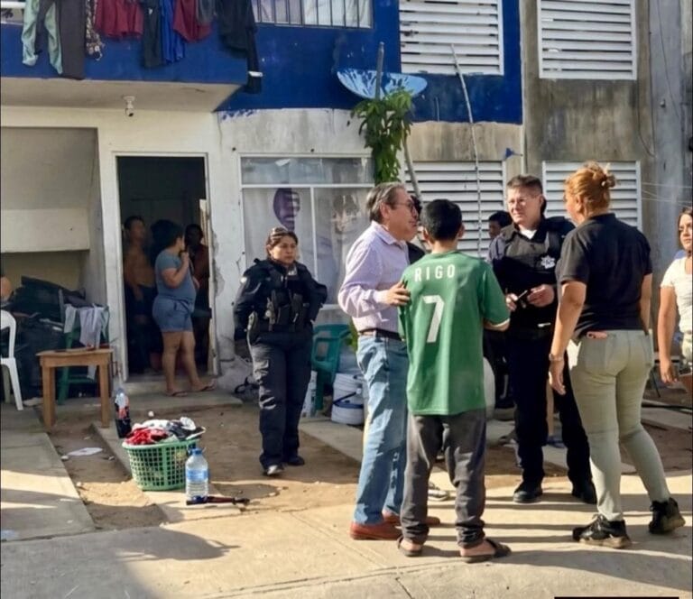Chamacos agreden con una escopa a una perrita en Cancún