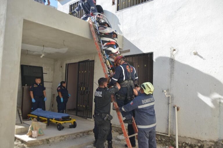 Chambeador acaba en el hospital tras caer de una escalera en el techo de una construcción en Montecarlo