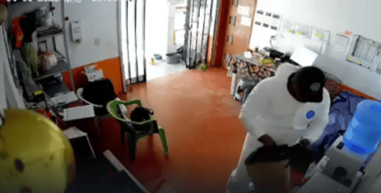 Captan peritos de la Fiscalía de Oaxaca robando dinero en una escena de crimen; la lana era para una colectiva solidaria