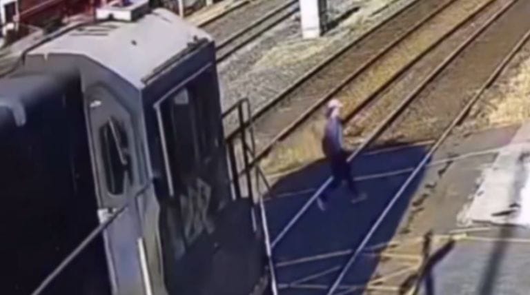VIDEO FUERTE: Chavita muere tras ser arrollada por el tren; traía audífonos
