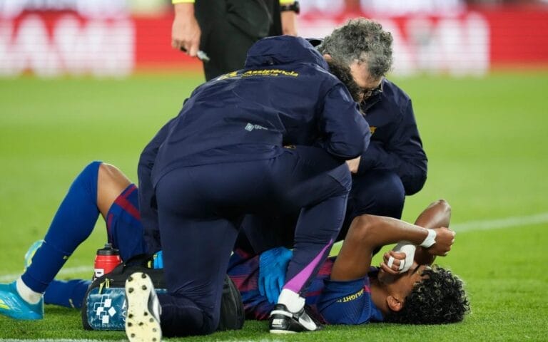 Lamine Yamal sale del campo tras lesión muscular