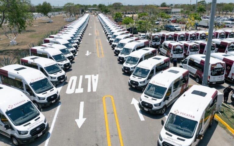 Entrega de ambulancias en Yucatán con polémica política