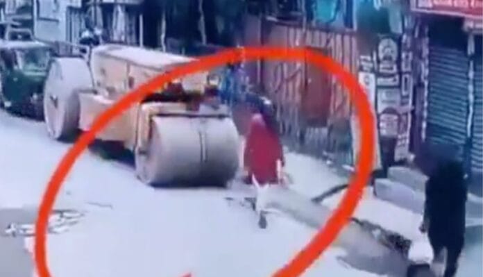 Mare, no lo vio venir: peatón muere tras ser aplastado por aplanadora (VIDEO FUERTE)