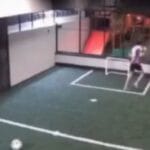 Chamaco arriesga su vida para salvar a su compa que se estaba electrocutado (VIDEO FUERTE)