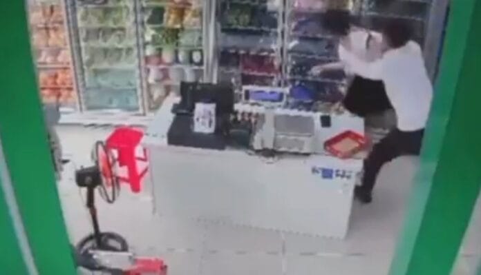 Chavito le propuso ser su novia a compañera y al rechazarlo la golpeó brutalmente (VIDEO FUERTE)