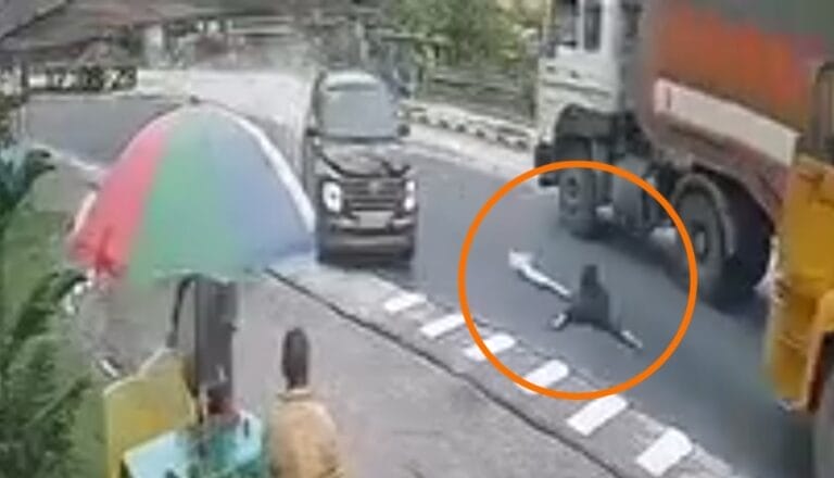 De terror: hombre es brutalmente arrollado por un auto y un tráiler lo remata en segundos (VIDEO FUERTE)