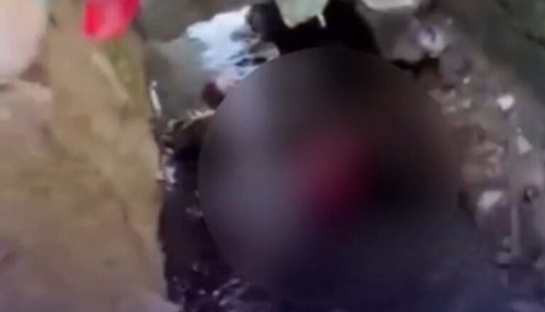 Hallan a nenita sin vida dentro de mochila abandonada en una alcantarilla (VIDEO FUERTE)